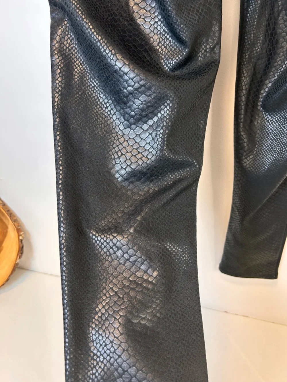 Vince Camuto black snakeskin embossed faux‎ leather leggings Women’s Large